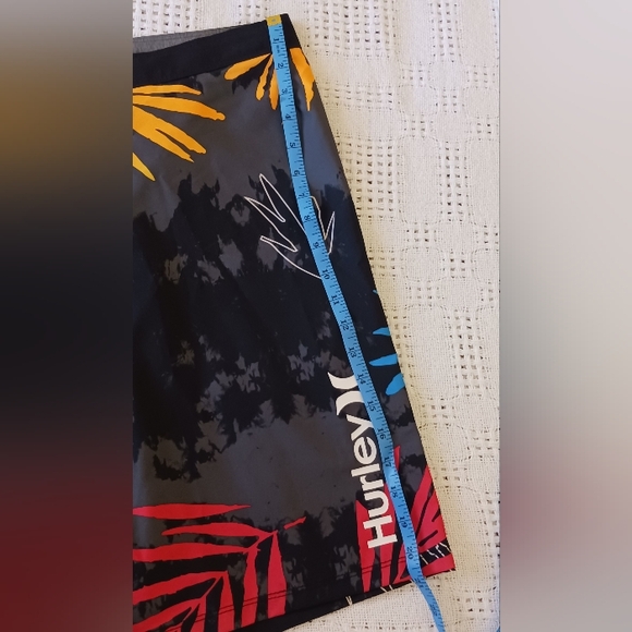 Mens Hurley board swim surf shorts nwot size 38 black/yellow/red/ grey - Picture 6 of 6